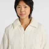 Campera bomber acolchada de color blanco, con cierre frontal de cremallera, cuello alto, mangas raglán y cintura elástica. Presenta bolsillos laterales ribeteados y el logotipo de la marca bordado en tono sobre tono en el pecho.