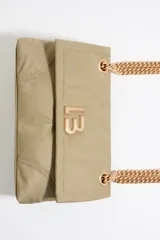 Bolso de hombro pequeño confeccionado en tejido técnico color verde oliva. Presenta solapa con cierre magnético, logo metálico LB en el frente y doble asa de cadena con detalles en piel. Incluye forro interior y relleno acolchado.
