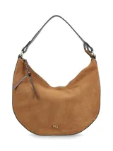 Cartera de hombro con diseño ovalado, confeccionada en cuero gamuza color camel con detalles en cuero napa. Presenta cierre en el acceso principal, logo metálico de la marca en la parte inferior y correa ajustable.