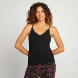 Camiseta de tirantes finos negra con escote en V y detalle de encaje en el borde.
