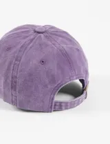 Gorra gris de algodón con visera curva y bordado rojo con la palabra "Chance" en el frente.