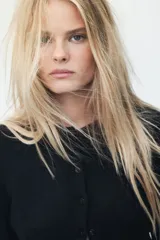 Cardigan corto de punto fino, con escote redondo, cierre frontal con botones y terminaciones acanaladas en puños y bajo.