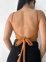 Crop top rojo con breteles finos y escote en V.