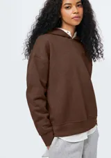 Sudadera con capucha de felpa en color marrón, con diseño de corte holgado, mangas largas y puños acanalados.