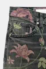 Jeans de tiro bajo y corte holgado de denim negro, con estampado floral en tonos rosados y verdes. Cuenta con diseño de cinco bolsillos y trabillas para cinturón.