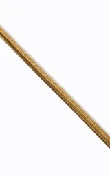 Cinturón fino de metal dorado con diseño minimalista y flexible. Presenta un detalle central decorativo con dos piedras verdes engarzadas y cierre ajustable.