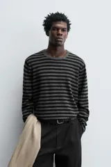 Jersey de corte relajado confeccionado en hilatura con mezcla de lana y cashmere. Presenta diseño de rayas horizontales, cuello redondo y manga larga con acabados en rib.