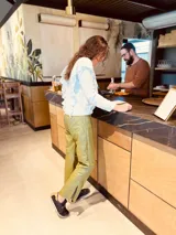 Pantalón slouchy de cuero ovino color verde oliva, corte mom fit con tiro semi alto y tajos inferiores.