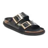Sandalias Birkenstock Arizona modelo Droplet Buckle, color negro con dos correas anchas y grandes hebillas doradas. Presenta plantilla anatómica de corcho y suela de EVA negra.