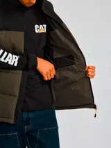 Chaleco acolchado bicolor con diseño de bloques en negro y verde oliva. Presenta cierre frontal completo, cuello alto, bolsillos laterales con cierre y logo de la marca estampado en el pecho.