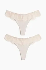 Pack de dos bombachas tipo thong de microfibra suave en color rosado, con cintura estándar decorada con un amplio ribete de encaje floral y refuerzo interior.