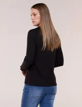 Remera negra de tejido de punto acanalado, de silueta al cuerpo, con cuello polo, abertura frontal en V con botones dorados, mangas largas ajustadas con puños abotonados y ruedo recto.
