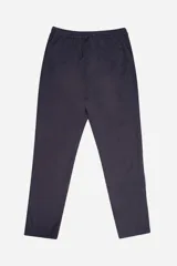 Pantalón jogger color beige, confeccionado en algodón y lino con un tejido diferenciado. Cuenta con cintura elástica con cordón ajustable, bolsillos laterales y traseros, y un logo estampado.