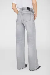 Jean wide leg de tiro alto y lavado gris, de diseño amplio y moderno con bolsillos clásicos.