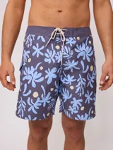 Short de baño marca Rusty con estampado floral y de puntos en tonos azul y celeste sobre base azul oscuro. Cuenta con cintura elástica con cordón ajustable y bolsillo lateral.