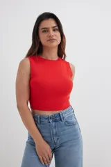 Musculosa tejida color rojo, de corte cropped y cuello redondo.