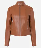 Campera de cuero sintético color marrón, con cuello alto abotonado, cierre frontal y bolsillos laterales con cremallera.