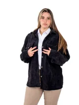 Sobrecamisa de pana negra con cuello camisero, cierre frontal con botones y bolsillos de parche en el pecho.