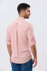 Camisa celeste de manga larga confeccionada en algodón, con cuello camisero, cierre frontal de botones, bolsillo en el pecho y diseño de cuadros sutiles.