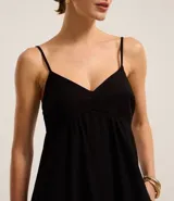 Vestido largo de corte evasé confeccionado en crepé color verde oliva. Presenta escote corazón, breteles finos ajustables, espalda con lastex y tajo lateral en el ruedo.