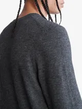 Sweater gris de lana merino con cuello en V, puños y dobladillo de punto canalé, y logo de Calvin Klein bordado.