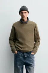 Jersey de punto de cashmere con corte regular fit, cuello redondo y manga larga. Presenta acabados en rib en puños y ruedo.