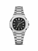 Reloj de pulsera con caja de acero inoxidable de 40mm y esfera negra con textura horizontal. Presenta marcadores de hora luminiscentes, ventana de fecha a las tres y brazalete de acero inoxidable con acabado cepillado y pulido.