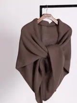 Bufanda de tejido de punto en color marrón, con diseño envolvente y textura suave.