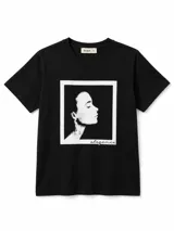 Remera de algodón color negro, de corte clásico y manga corta, con estampa frontal en blanco y negro que representa el perfil de una mujer dentro de un marco cuadrado y la palabra elegance en cursiva.