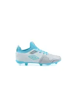 Championes de fútbol Umbro Flash HG, color blanco con detalles en celeste y gris.