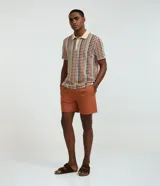 Bermuda playera masculina de algodón liso, con cintura elástica y bolsillos laterales. Presenta un diseño básico y versátil, ideal para uso casual o de playa.