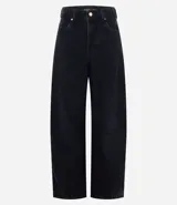 Pantalón de jean con corte barrel, de tiro medio y piernas anchas. Presenta un lavado marmorizado, trabillas en la cintura, cierre frontal con botón y cremallera, bolsillos funcionales y recortes decorativos en las rodillas.