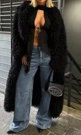 Tapado negro largo de piel sintética.