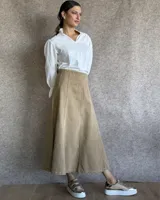 Pollera larga de denim color celeste claro, con corte en A y talle alto con elástico en la cintura.