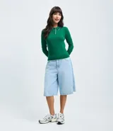 Blusa de punto color blanco con cuello polo, manga larga y detalles de ribete en contraste color negro en el cuello, puños y ruedo. Confeccionada en mezcla de viscosa, poliéster y poliamida.