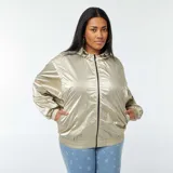 Campera dorada con capucha y cierre frontal.