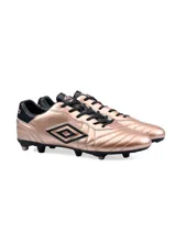 Championes de fútbol Umbro modelo Touch FG, color negro con detalles en turquesa. Presentan el logo de la marca en el lateral y suela con tapones para terreno firme.