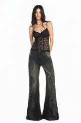 Musculosa negra de tul con aplicaciones de encaje floral, diseño semitransparente, escote corazón y cierre frontal con botones pequeños.