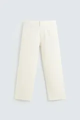 Pantalón de calce relajado confeccionado en tejido de viscosa y yute color tostado. Presenta cintura elástica ajustable con cordón, bolsillos laterales, bolsillos traseros de vivo y cierre frontal con cremallera y botón.