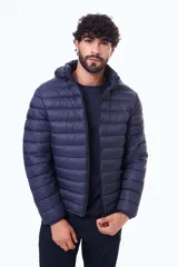 Campera puffer con capucha, cierre frontal y diseño acolchado horizontal.