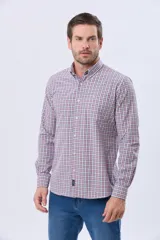 Camisa de corte clásico con estampado de cuadros en tonos rosa, azul y blanco, manga larga con puños abotonados y cuello con botones.