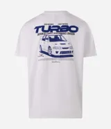 Remera de algodón blanca de corte comfort, con cuello redondo, manga corta y estampa en la espalda con ilustración de auto y la palabra 'Turbo' en azul.