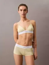 Corpiño triangular de Calvin Klein confeccionado en tejido acanalado de algodón y modal. Presenta copas suaves, tirantes ajustables y una banda elástica inferior con el logo de la marca en contraste.