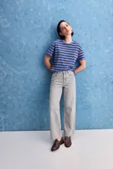Jean barrel de tiro medio en color azul claro, con pierna amplia y forma curva. Diseño clásico de cinco bolsillos.