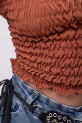 Remera blanca con cuerpo de nido de abeja elástico, diseño off-shoulder y mangas largas fluidas y acampanadas.