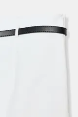 Pantalón culotte negro de tiro medio con trabillas y cinturón fino efecto piel con hebilla metálica. Presenta raya planchada y cierre de cremallera oculta en la costura.