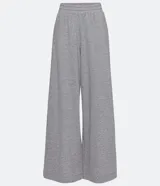 Pantalón pantalona de corte amplio, color gris melange, con cintura elástica y rayas laterales en contraste. Confeccionado en tejido de algodón y poliéster.