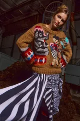 Sweater marrón de lana tejido a mano con cuello redondo y puños acanalados. Presenta apliques bordados de figuras infantiles.