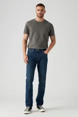 Pantalón de jean azul oscuro, corte slim fit, tiro medio y confeccionado en tejido rígido.