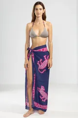 Pañuelo cuadrado azul con estampado de tigres rosas y borde con diseño floral.